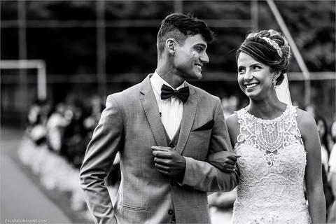 noivos se olhando durante a cerimonia no campo durante dia. '