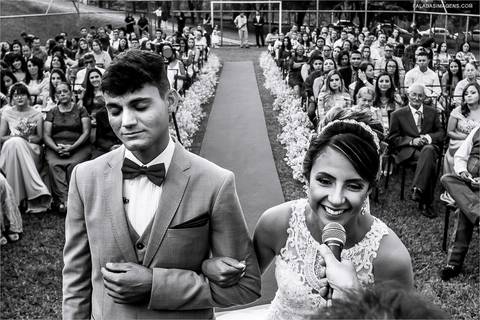 noiva diz sim, durante a cerimonia, vestida de noiva, casamento de dia no campo'