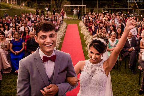 Noiva vibrando para seu casamento em Minas Gerais'