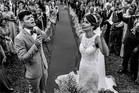 Noivos cantando junto com os convidados durante cerimonia '