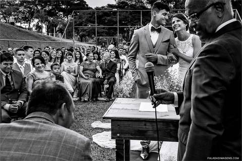 fotografo de momentos, capta noivos se olhando durante cerimonia de dia em Minas Gerais'