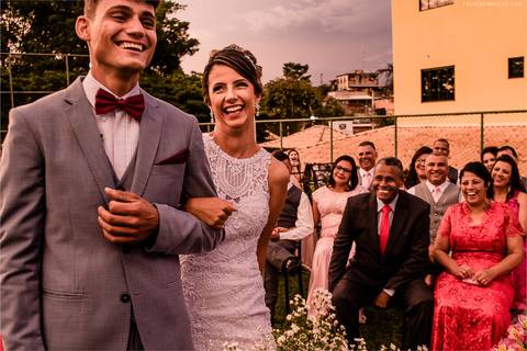 Noivos sorrindo durante cerimonia em minas gerais,'