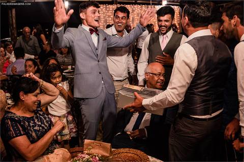 Noivo passando a gravata em Minas Gerais '