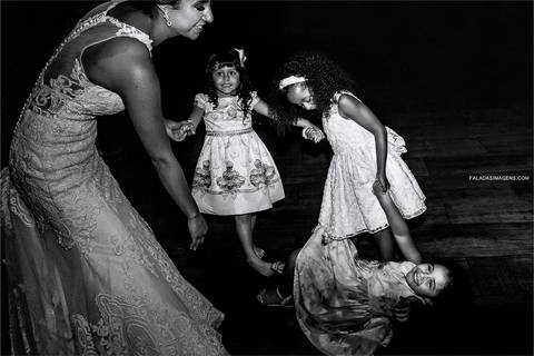 noiva dançando com crianças durante sua festa '