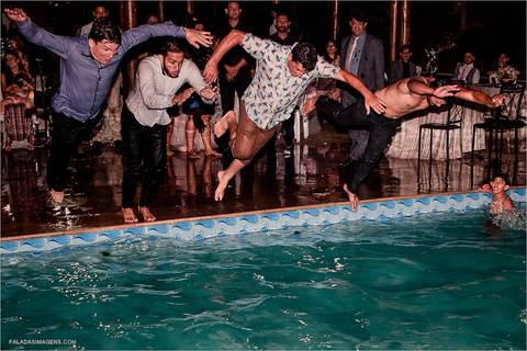 convidados pulam na piscina durante cerimonia em Minas Gerais '