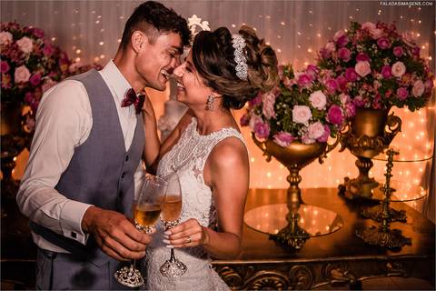 noivos vibrando pelo seu dia em Minas Gerais.'