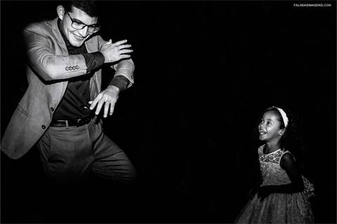 Convidados dançando durante festa em Minas Gerais '