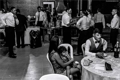 noivos descansando depois da festa, fotografias feitas por Mayara de Paula e João Freitas, Fala das Imagens. '