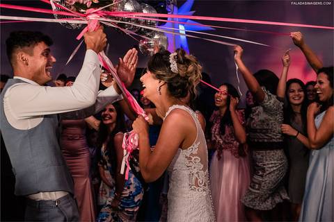 Noiva coloca buque com fitas, '