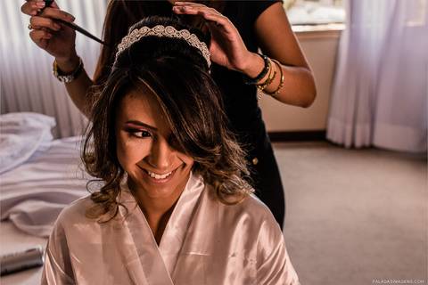 Greice arrumando seu cabelo durante seu making of, fotografia de Mayara de Paula '