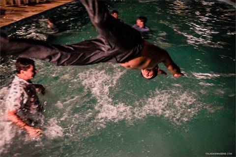 Noivo pulando na piscina durante seu casamento '