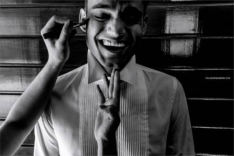 Noivo se arrumando durante seu making of'