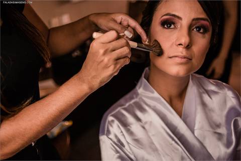 Greice sendo maquiada durante seu making of em Belo Horizonte'