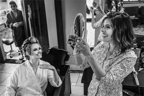 noiva, mãe e madrinhas durante making of no Salão da Lorena em João Monlevade'