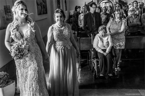 noiva entrando com sua mãe durante seu casamento de dia'