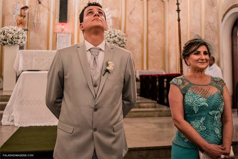 noivo se emocionando durante seu casamento'