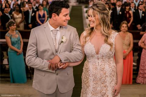 noivos de olhando durante casamento em minas de dia'