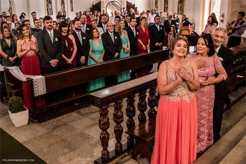 mãe feliz e sorrindo durante cerimonia da filha, noiva em casamento feliz'