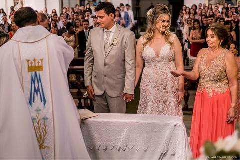 padre marcos de joão monlevade entregando as alianças para a mãe'