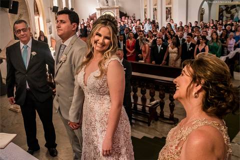 filha noiva, sorrindo para mãe de emoção durante seu casamento na igreja são josé operario na cidade de joão monlevade'