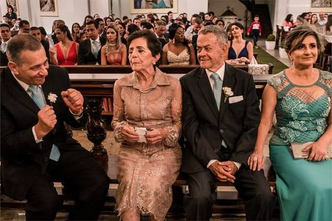 familia do noivo paulo comemorando no casamento'