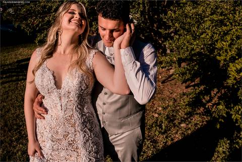 noivos durante ensaio pós casamento, pós wedding no sitio do moinho na cidade de de joão monlevade'