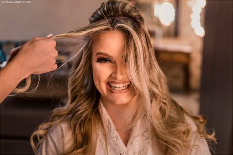 noiva sorrindo durante seu making of, em João Monlevade MG'