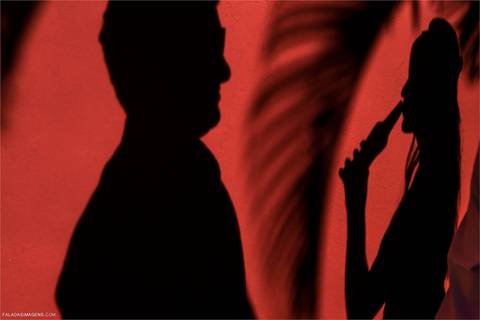 noivos na parede vermelha durante ensaio pré casamento na cidade de joão monlevade'