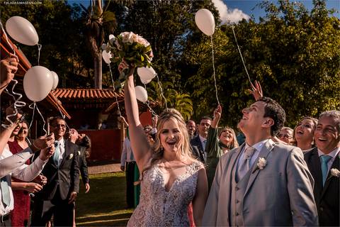 noivos entrando sorrindo e felizes na festa com buffet barenze da elizete'