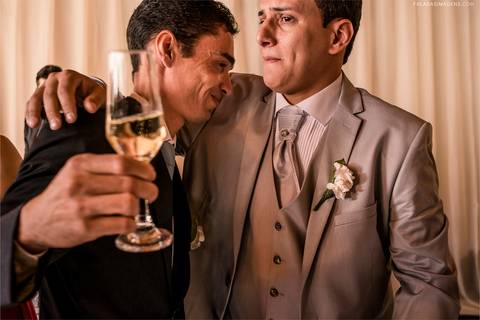 noivo se emociona com o cunhando durante inicio da festa'