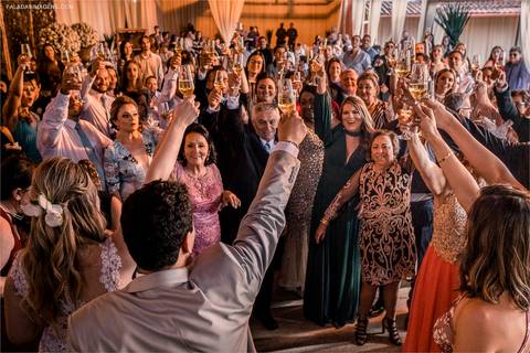 comemoração da familia durante a festa de casamento'