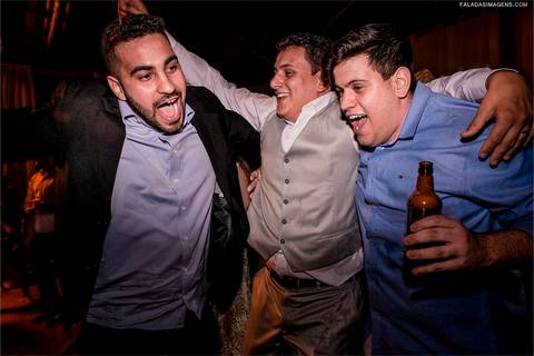 noivo paulo henrique feliz e comemorando com os convidados'