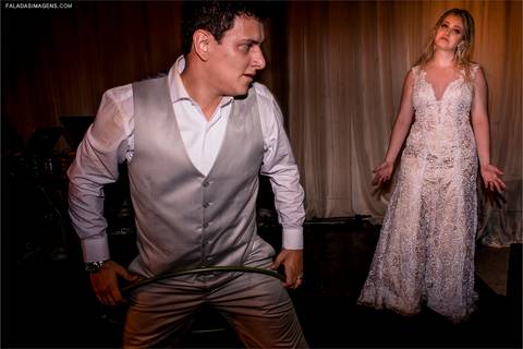 noivo dançando e noiva olhando sorrindo para ele'