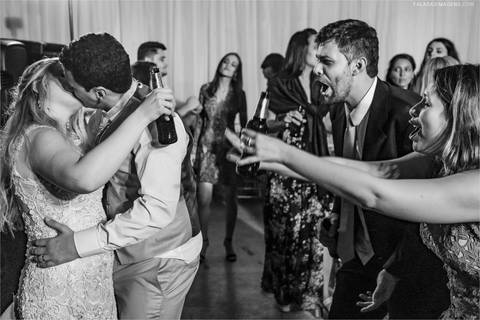 noivos se beijando durante a festa com brincadeira dos convidados, no sitio do moinho na cidade de joão monlevade'