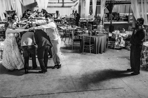 final de casamento e fotografo continua registrando momentos felizes'