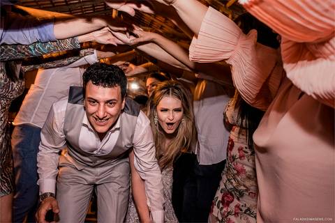 dentro do trem com os noivos durante a festa'