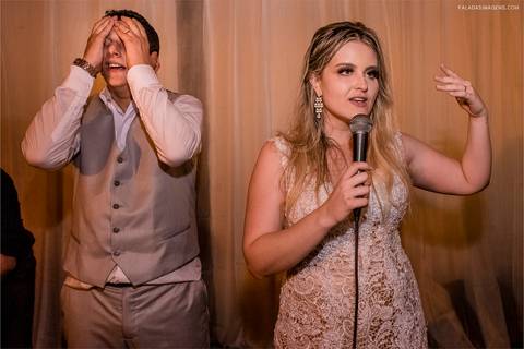 noiva agradecendo aos convidados que ficaram até o final do casamento, felizes e sorrindo muito'