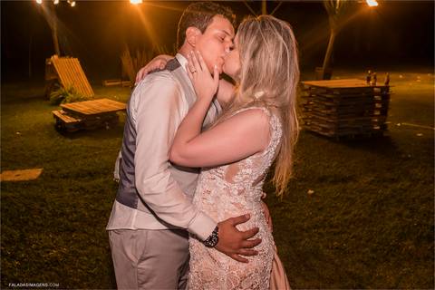 final do fim, noivos se beijando de alegria ao finalizar a festa do dia mais felizes de suas vidas, foi incrivel, fotografia fala das imagens, joão monlevade minas gerias, joão freitas, mayara de paula, andre freitas, noivos feliezes.'