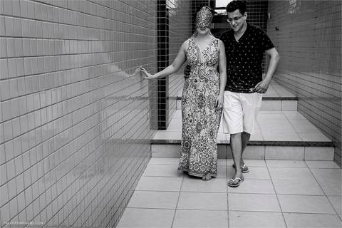 Noivo leva a noiva e surpresa para um spa'