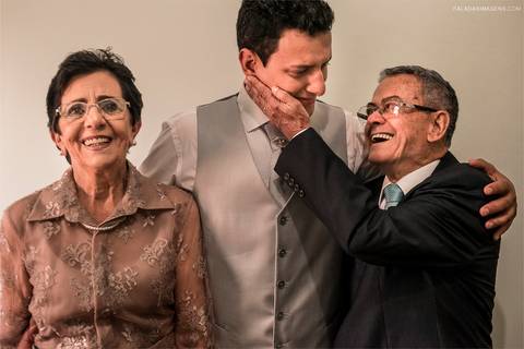 noivo se emociona durante seu making of com seu padrinhos, '