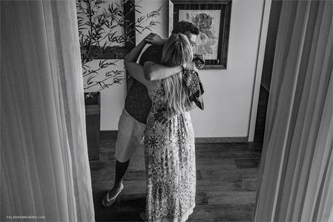noivos se abraçando durante a supresa um dia antes do casamento'