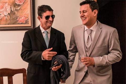 Noivos e padrinhos brincando durante making of'