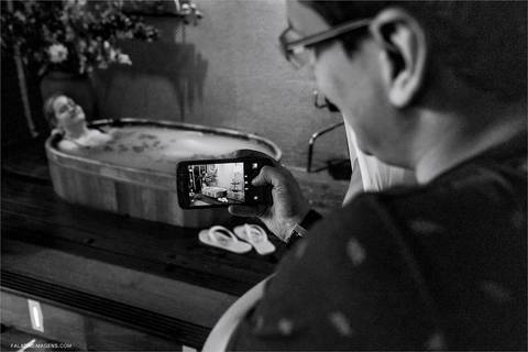 noivo fotografa noiva no spa um dia antes do casamento '