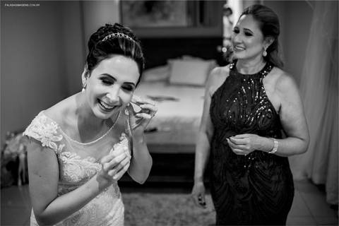 Noiva colocando brinco junto com sua mãe antes da ceriminia em Minas Gerais.'