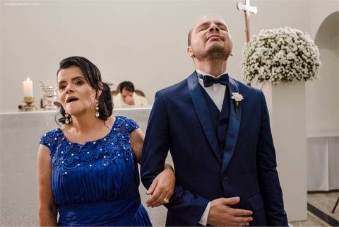 Noivo se emociona durante a entrada do noivo em Minas gerais'