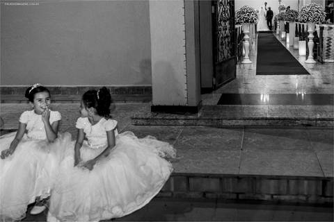 Crianças comendo doce antes de entrar na cerimonia em Minas Gerais '