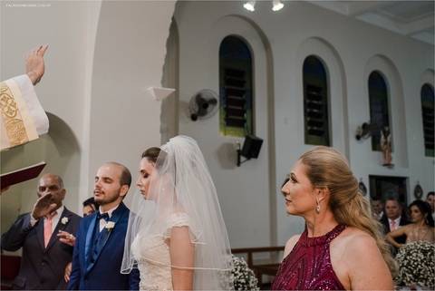 Padre abençoando noivo em Minas Gerais. '