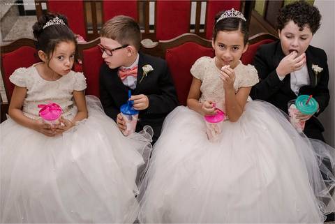 Crianças na igreja durante a cerimonia em Minas Gerais '
