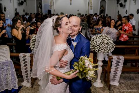 Noivos se abraçam no final da cerimonia na saida 
'