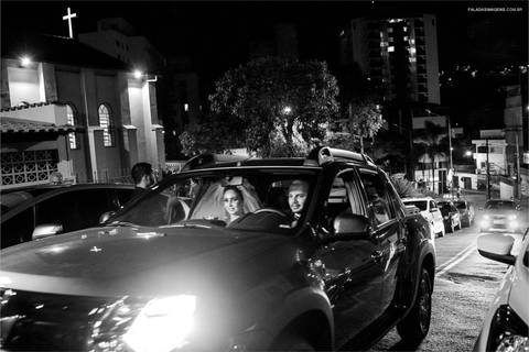 Noivos saindo de carro da cerimonia em Minas gerais'